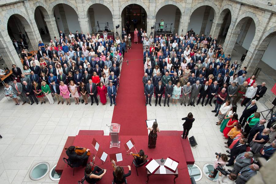 El líder regionalista, que ha gobernado con el PP y el PSOE, a sus 76 años logra hacer cumbre con el PRC y jura el cargo rodeado de familiares, amigos, las principales autoridades de la Comunidad y la ministra de Hacienda en funciones María Jesús Montero