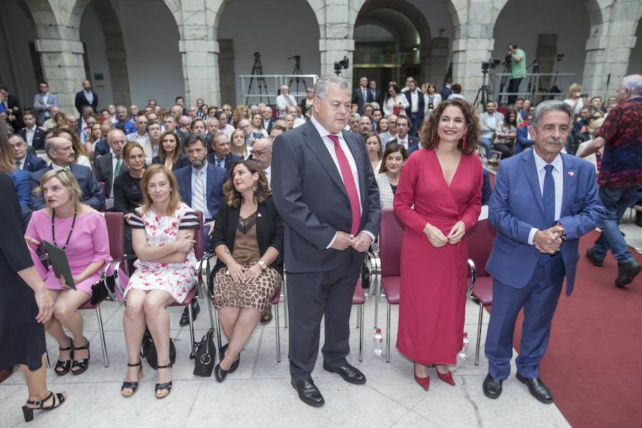 El líder regionalista, que ha gobernado con el PP y el PSOE, a sus 76 años logra hacer cumbre con el PRC y jura el cargo rodeado de familiares, amigos, las principales autoridades de la Comunidad y la ministra de Hacienda en funciones María Jesús Montero