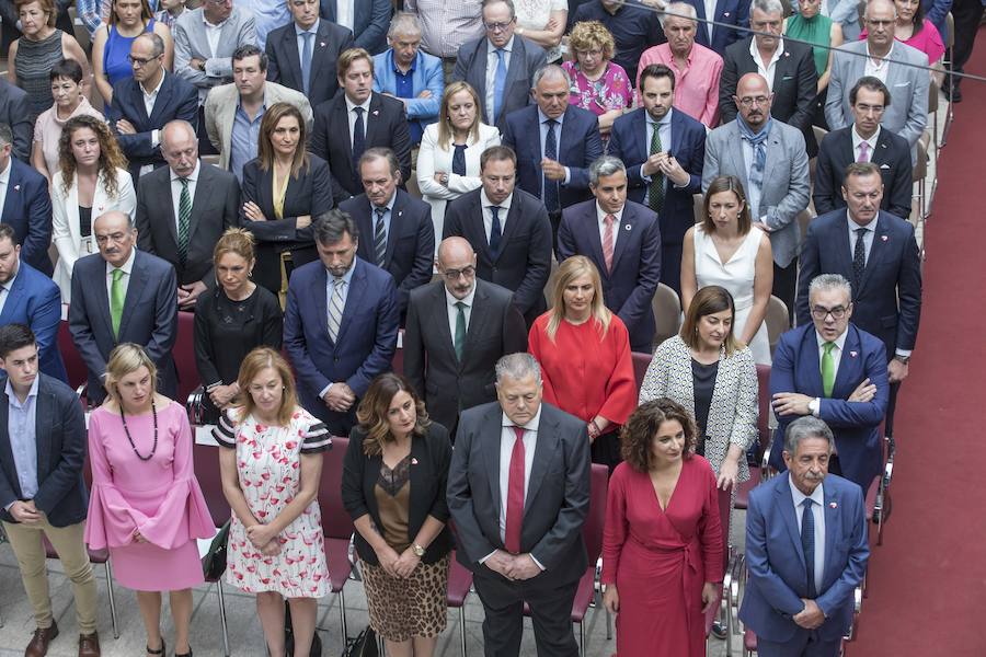 El líder regionalista, que ha gobernado con el PP y el PSOE, a sus 76 años logra hacer cumbre con el PRC y jura el cargo rodeado de familiares, amigos, las principales autoridades de la Comunidad y la ministra de Hacienda en funciones María Jesús Montero