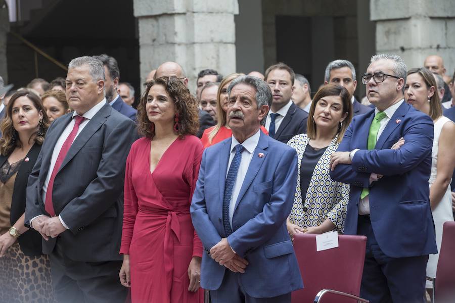 El líder regionalista, que ha gobernado con el PP y el PSOE, a sus 76 años logra hacer cumbre con el PRC y jura el cargo rodeado de familiares, amigos, las principales autoridades de la Comunidad y la ministra de Hacienda en funciones María Jesús Montero