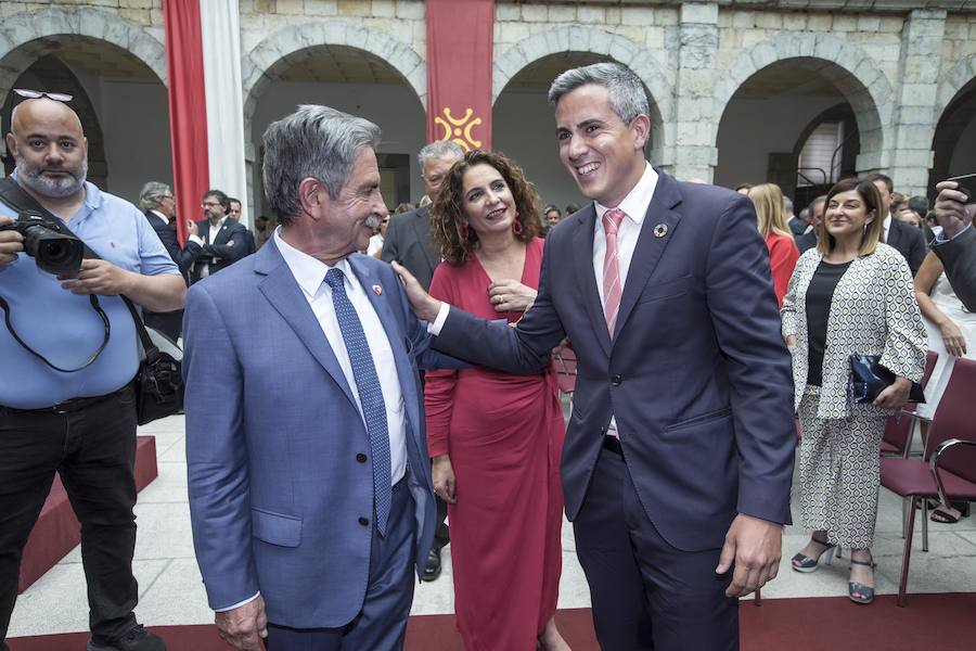 El líder regionalista, que ha gobernado con el PP y el PSOE, a sus 76 años logra hacer cumbre con el PRC y jura el cargo rodeado de familiares, amigos, las principales autoridades de la Comunidad y la ministra de Hacienda en funciones María Jesús Montero