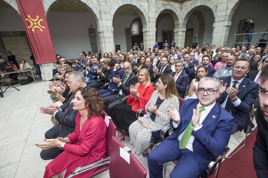 El líder regionalista, que ha gobernado con el PP y el PSOE, a sus 76 años logra hacer cumbre con el PRC y jura el cargo rodeado de familiares, amigos, las principales autoridades de la Comunidad y la ministra de Hacienda en funciones María Jesús Montero