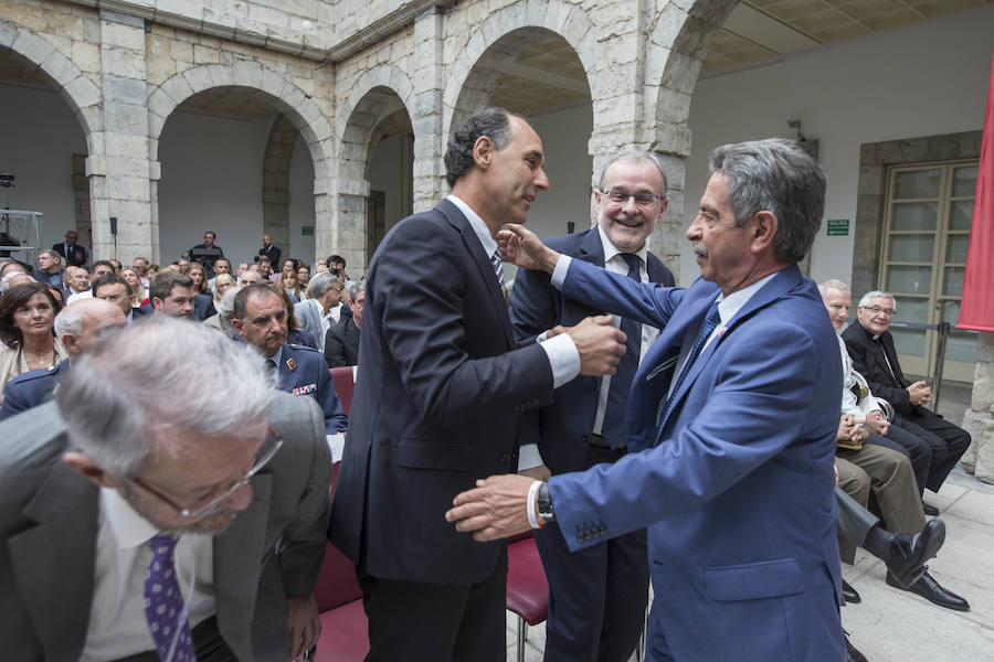 El líder regionalista, que ha gobernado con el PP y el PSOE, a sus 76 años logra hacer cumbre con el PRC y jura el cargo rodeado de familiares, amigos, las principales autoridades de la Comunidad y la ministra de Hacienda en funciones María Jesús Montero