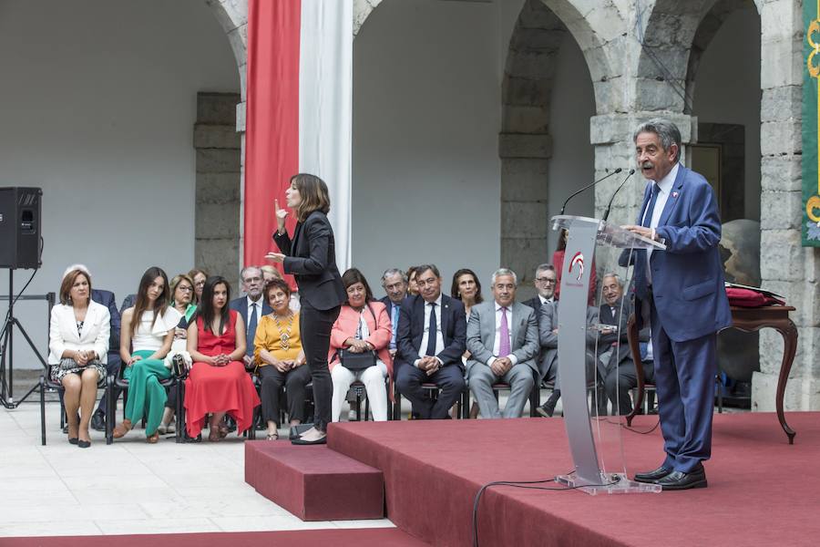 El líder regionalista, que ha gobernado con el PP y el PSOE, a sus 76 años logra hacer cumbre con el PRC y jura el cargo rodeado de familiares, amigos, las principales autoridades de la Comunidad y la ministra de Hacienda en funciones María Jesús Montero