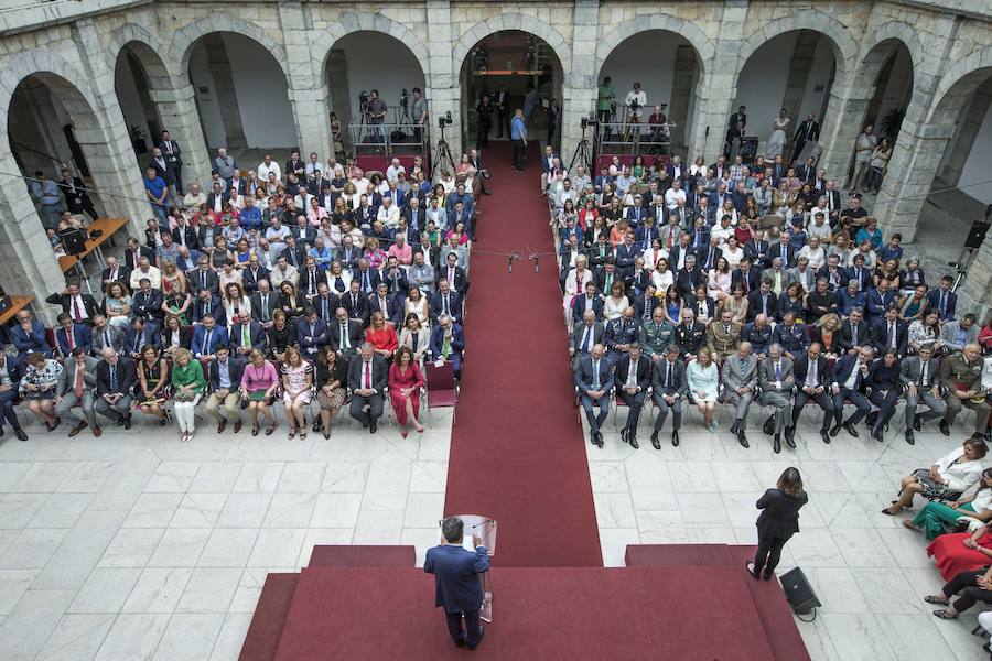 El líder regionalista, que ha gobernado con el PP y el PSOE, a sus 76 años logra hacer cumbre con el PRC y jura el cargo rodeado de familiares, amigos, las principales autoridades de la Comunidad y la ministra de Hacienda en funciones María Jesús Montero