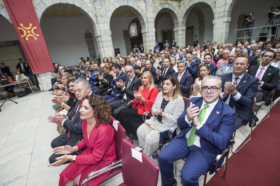 El líder regionalista, que ha gobernado con el PP y el PSOE, a sus 76 años logra hacer cumbre con el PRC y jura el cargo rodeado de familiares, amigos, las principales autoridades de la Comunidad y la ministra de Hacienda en funciones María Jesús Montero