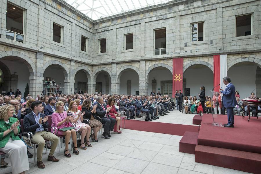 El líder regionalista, que ha gobernado con el PP y el PSOE, a sus 76 años logra hacer cumbre con el PRC y jura el cargo rodeado de familiares, amigos, las principales autoridades de la Comunidad y la ministra de Hacienda en funciones María Jesús Montero