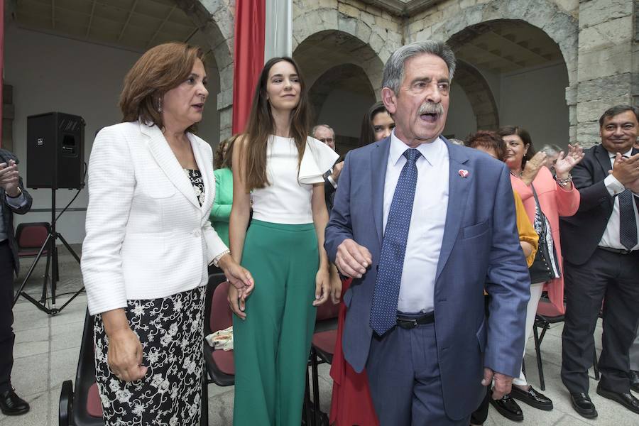 El líder regionalista, que ha gobernado con el PP y el PSOE, a sus 76 años logra hacer cumbre con el PRC y jura el cargo rodeado de familiares, amigos, las principales autoridades de la Comunidad y la ministra de Hacienda en funciones María Jesús Montero