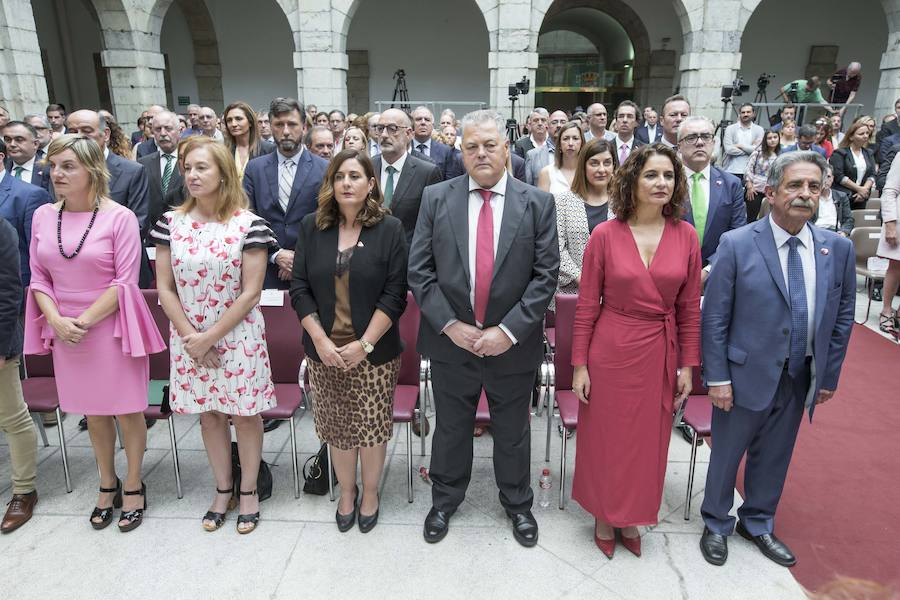 El líder regionalista, que ha gobernado con el PP y el PSOE, a sus 76 años logra hacer cumbre con el PRC y jura el cargo rodeado de familiares, amigos, las principales autoridades de la Comunidad y la ministra de Hacienda en funciones María Jesús Montero