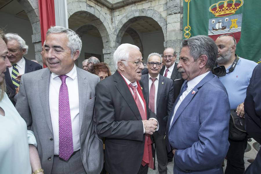 El líder regionalista, que ha gobernado con el PP y el PSOE, a sus 76 años logra hacer cumbre con el PRC y jura el cargo rodeado de familiares, amigos, las principales autoridades de la Comunidad y la ministra de Hacienda en funciones María Jesús Montero