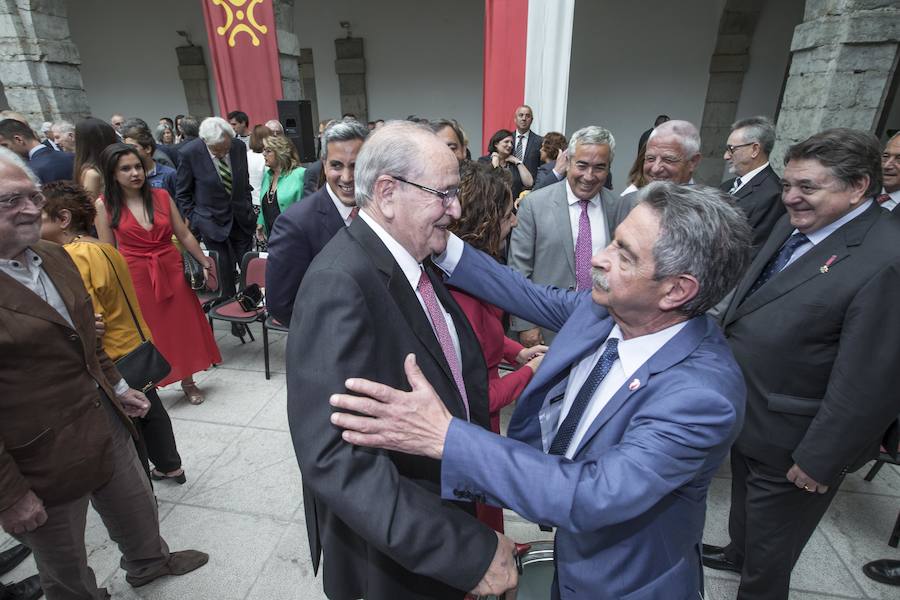 El líder regionalista, que ha gobernado con el PP y el PSOE, a sus 76 años logra hacer cumbre con el PRC y jura el cargo rodeado de familiares, amigos, las principales autoridades de la Comunidad y la ministra de Hacienda en funciones María Jesús Montero