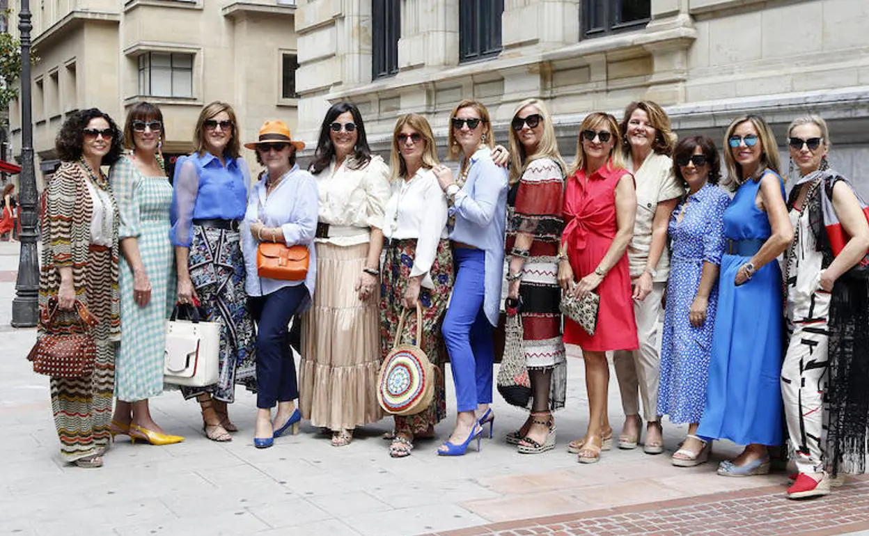 De izquierda a derecha, María, Gema, Roser, Lola, Gloria, María, Nuria, Ana, Asun, Carmen, Rosa, Esther y Miren, trece de las quince integrantes del movimiento 'Power Woman Style'.