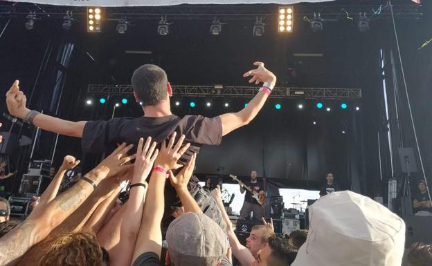 Héctor disfrutando de un concierto con un grupo de amigos.