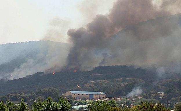 Frente del incendio visto desde el casco urbano de Cadalso de los Vidrios (Madrid).