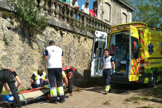 El herido fue atendido en el lugar por el O61 antes de ser trasladado en el helicóptero del Gobierno regional.