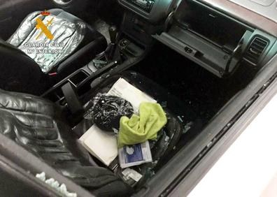 Imagen secundaria 1 - Otro de los vehículos de los robos esclarecidos y huella de bota en una ventanilla.