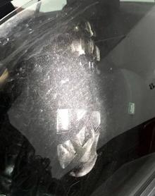 Imagen secundaria 2 - Otro de los vehículos de los robos esclarecidos y huella de bota en una ventanilla.