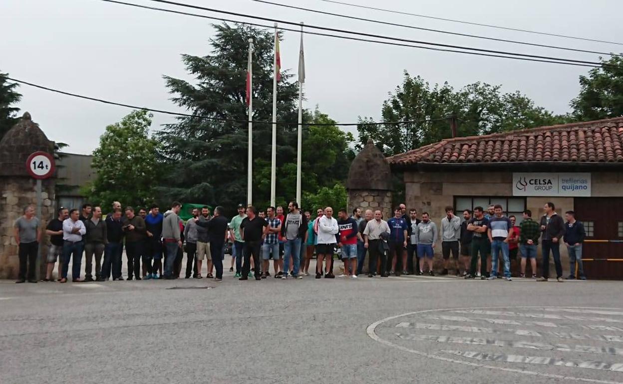 Imagen de los trabajadores de la factoría concentrados.