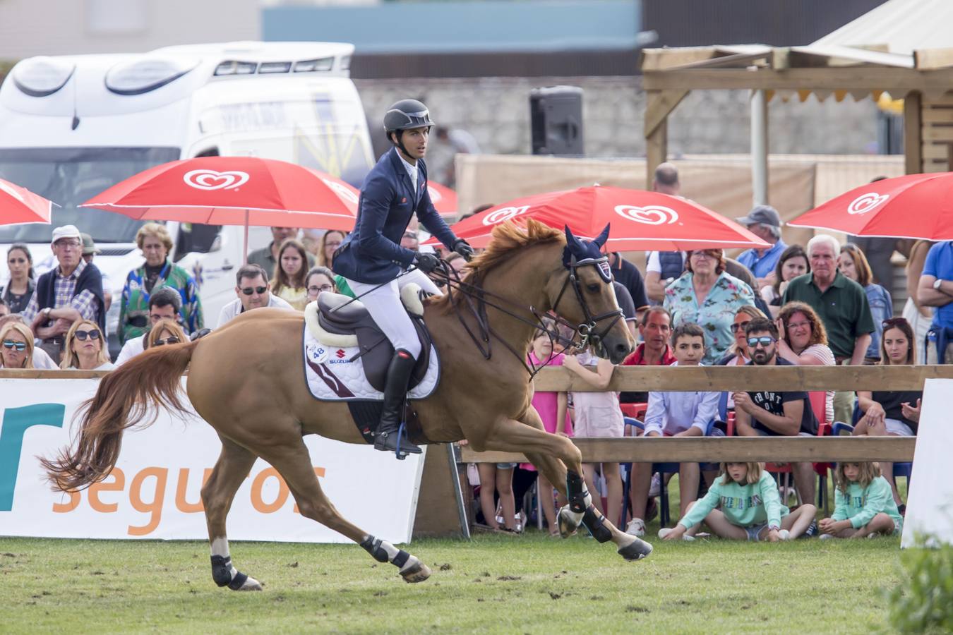 El jinete vitoriano González de Zárate ganó el Trofeo CaixaBank y la joven amazona cántabra Gabriela Pérez se hizo con el segundo puesto del Frigo, en una jornada que atrajo a multitud de personas a La Magdalena