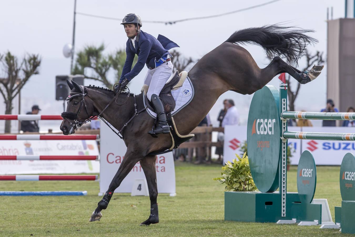 El jinete vitoriano González de Zárate ganó el Trofeo CaixaBank y la joven amazona cántabra Gabriela Pérez se hizo con el segundo puesto del Frigo, en una jornada que atrajo a multitud de personas a La Magdalena