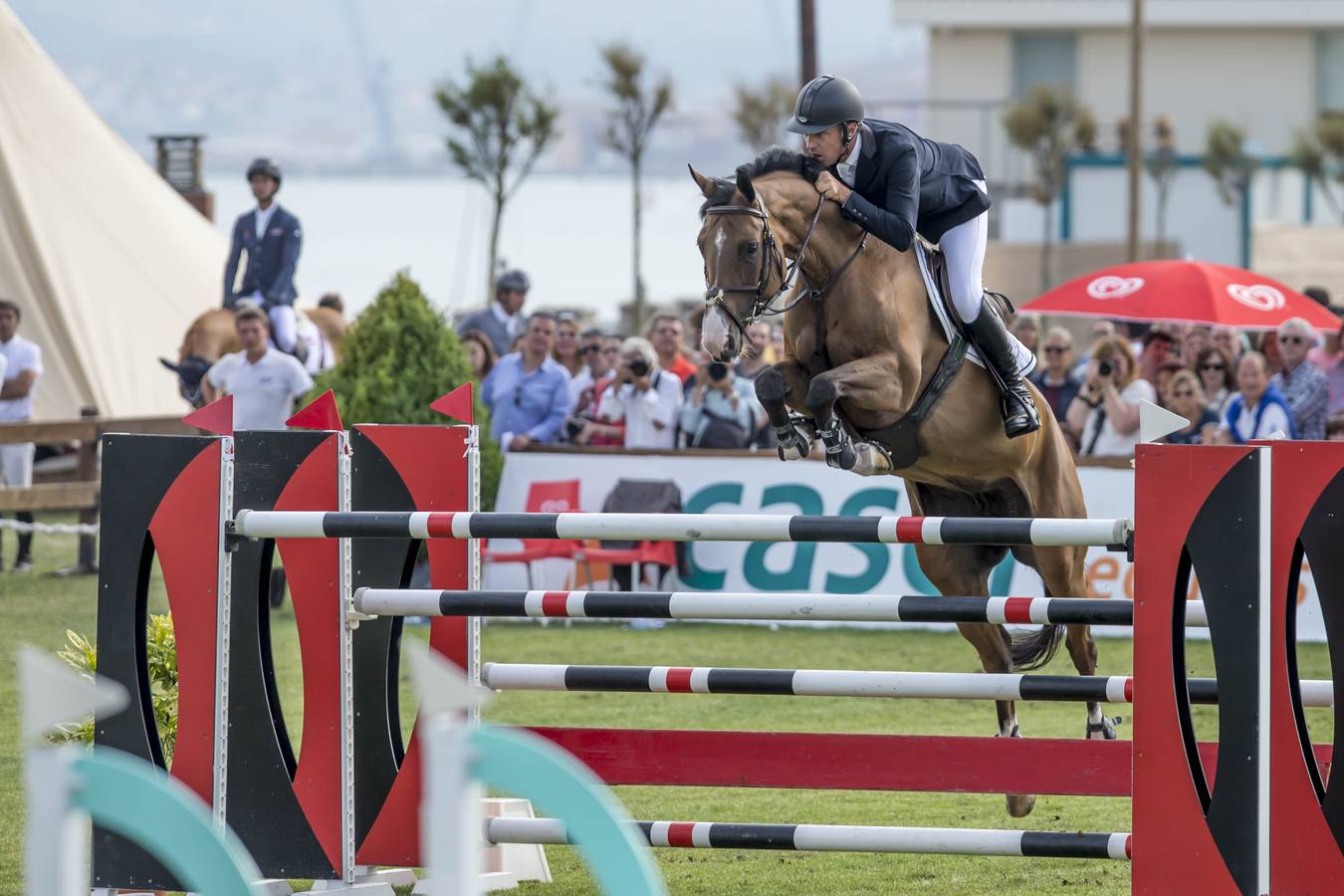 El jinete vitoriano González de Zárate ganó el Trofeo CaixaBank y la joven amazona cántabra Gabriela Pérez se hizo con el segundo puesto del Frigo, en una jornada que atrajo a multitud de personas a La Magdalena