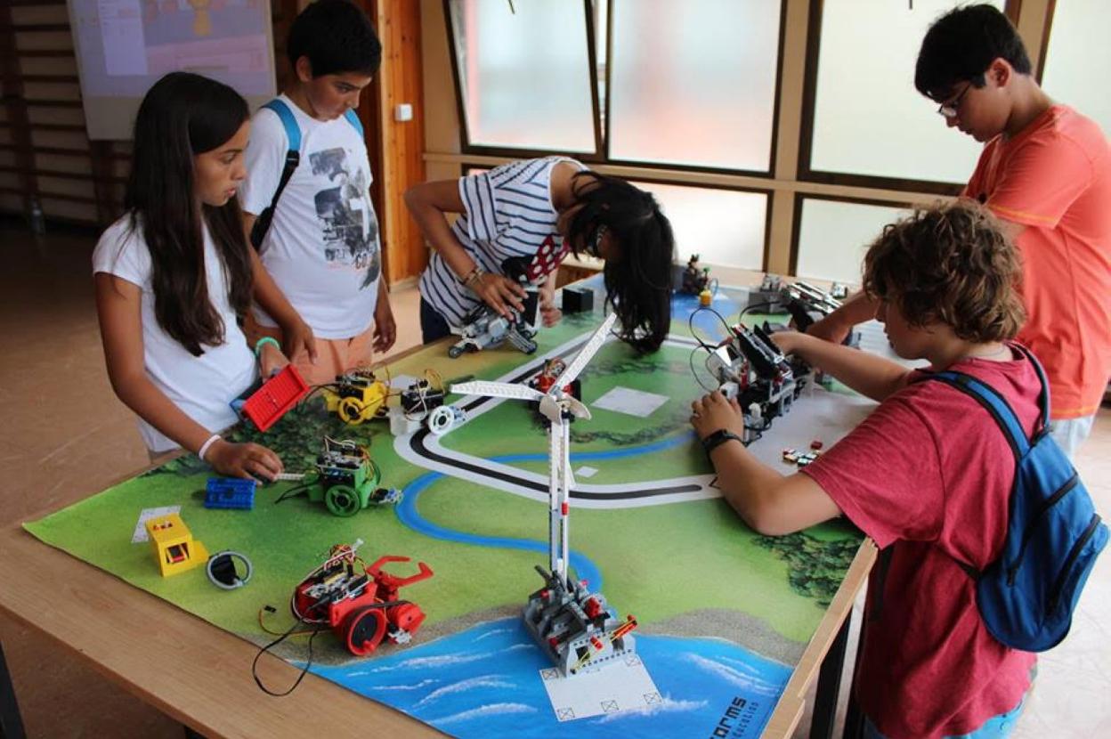 La 'Lego City' que se desarrolla en El Almacén de las Artes implica a los jóvenes en el diseño y programación de robots autónomos. 