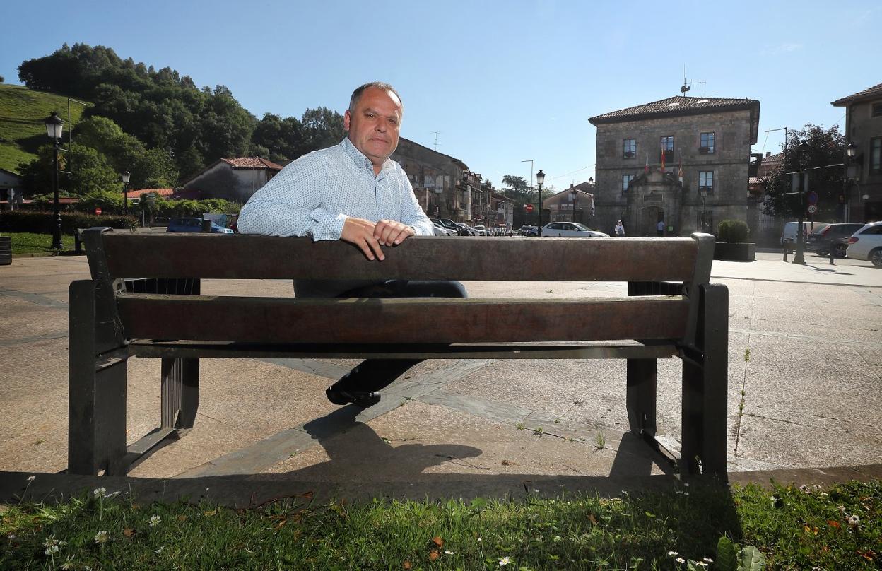 El alcalde, Víctor Manuel Reinoso, en uno de los bancos situados en la plaza del Ayuntamiento. 