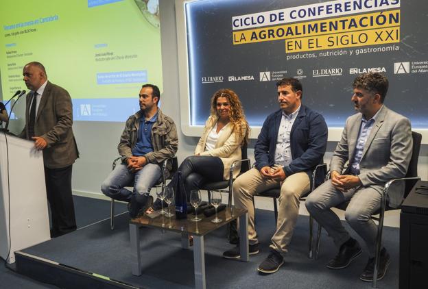 De izquierda a derecha, José Luis Pérez, Jorge Mariscal, Gema Ruiz, Emérito Astuy y Rafael Prieto, en el acto de ayer en El Diario.