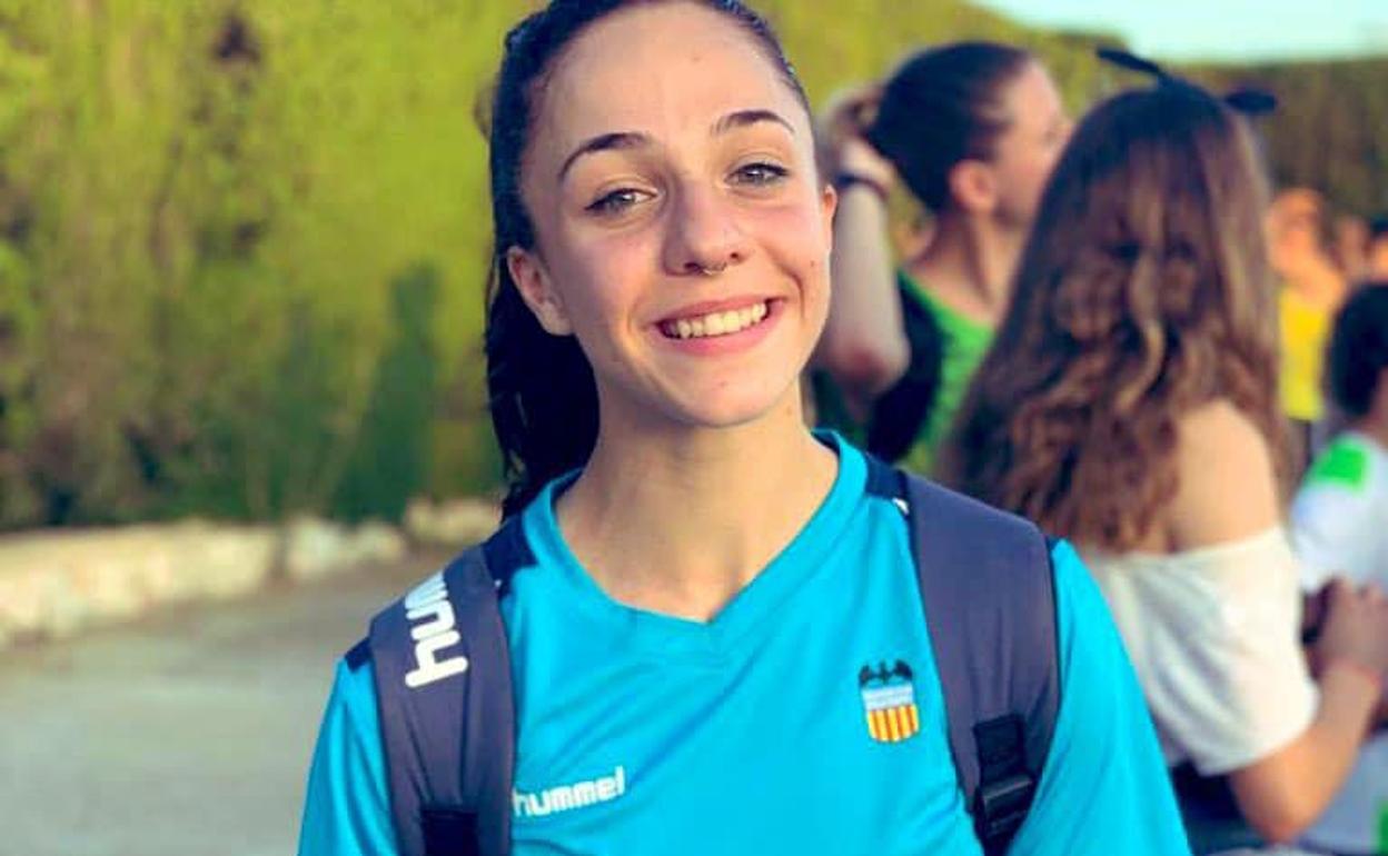 La velocista Lara Gómez, vistiendo la camiseta del Valencia.