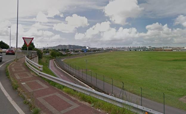 Imagen principal - Arriba, en grande, rotonda de Los Rotarios, desde la que se precipitó la furgoneta. Debajo, otras dos imágenes del vehículo volcado en el paseo peatonal que circunda el aeropuerto.