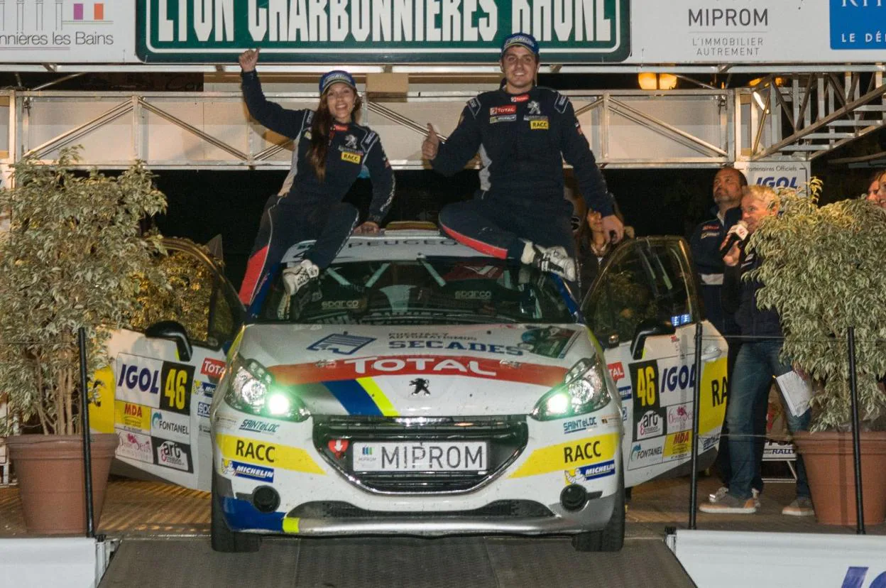 Sara Fernández y Efrén Llarena posan en su Peugeot 208 R2. 