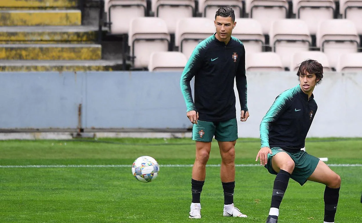Joao Félix (d) en un entrenamiento de la selección portuguesa junto a Cristiano Ronaldo (c)