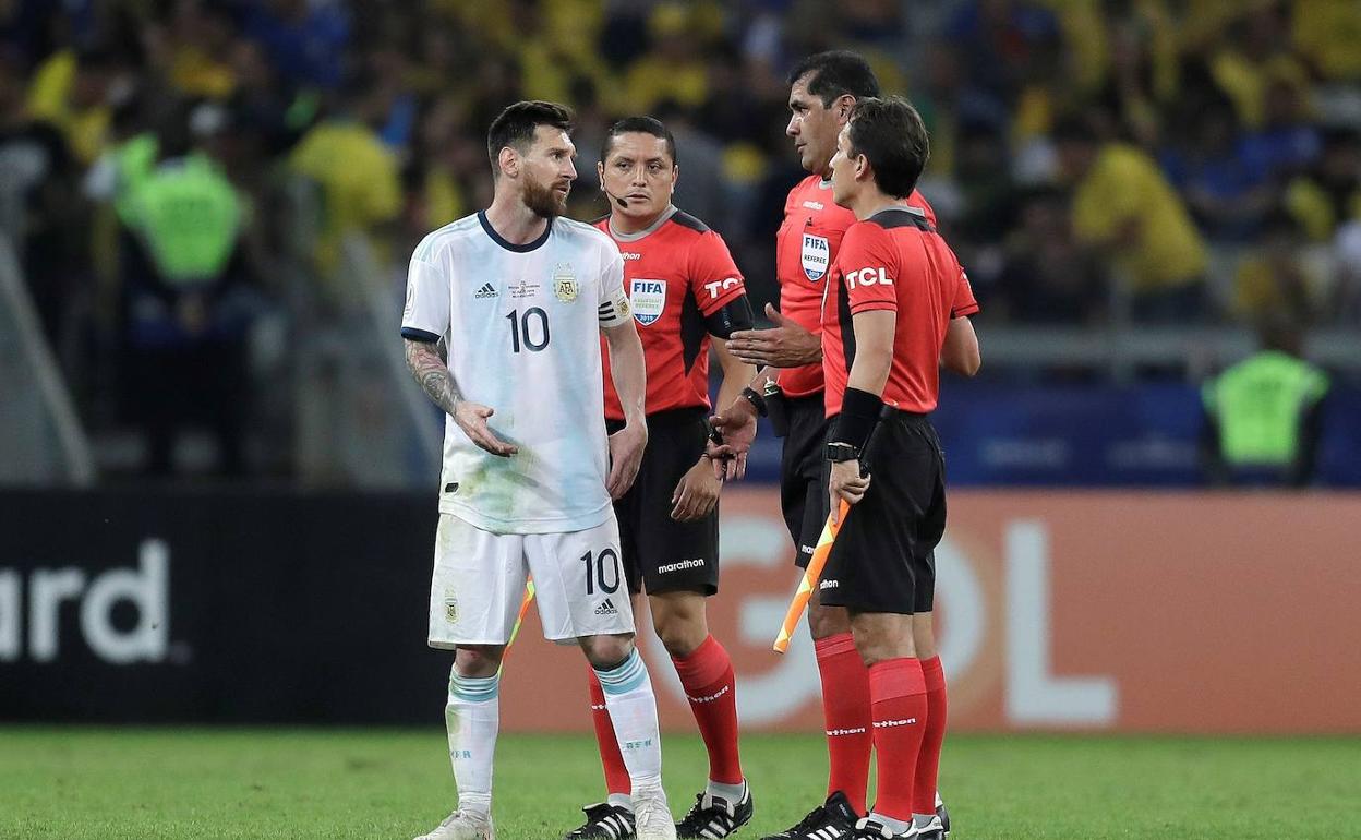 Leo Messi protesta a laos árbitros tras el partido. 