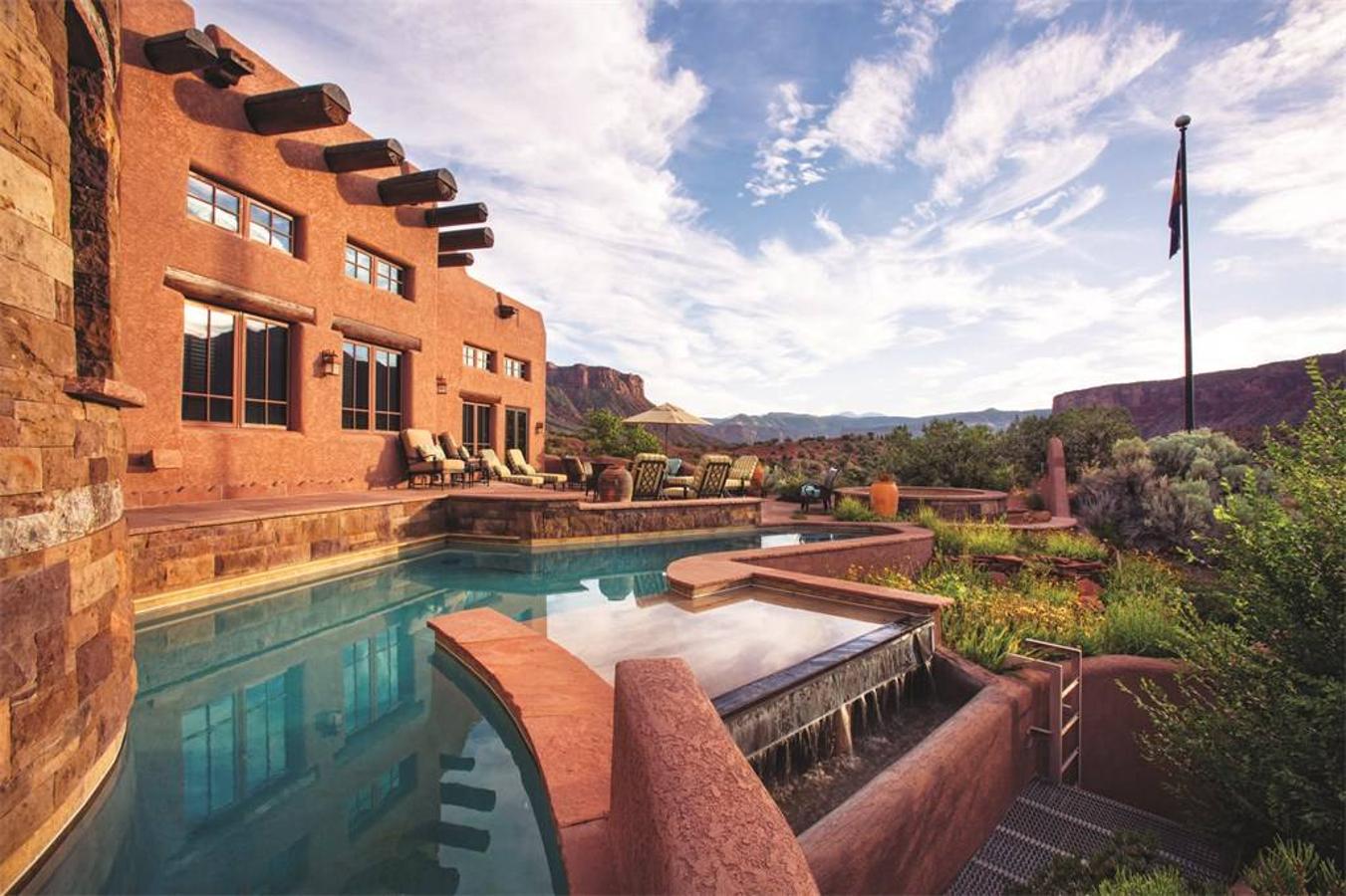 La vivienda ocupa más de 3.500 metros cuadrados divididos en varias plantas y rodeados de un vasto jardín con piscina.