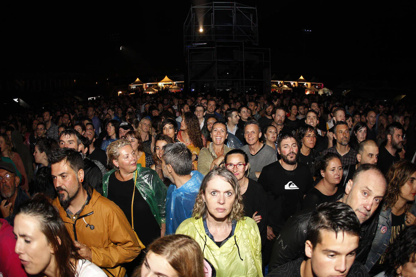 El festival Música en Grande arrancó anoche con más de cuatro horas de música en directo y desafiando a la lluvia que también fue protagonista en la jornada inaugural. Una primera toma de contacto marcada por el talento nacional de Quique González, Carlos Tarque-cantante de M-Clan, Sidecars y Senártica, que a pesar del agua ofrecieron un gran espectáculo para no defraudar en la noche más rockera del cartel. 