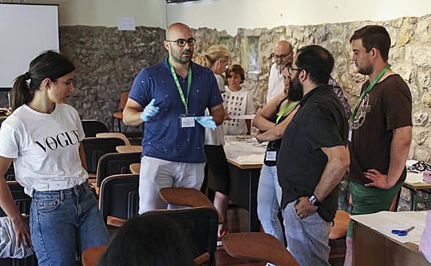 Participantes en el curso escuchan a Alberto Coz