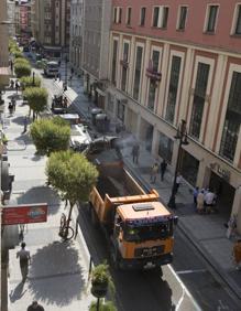 Imagen secundaria 2 - Arriba, la calle Cádiz ya luce nuevas aceras y está a falta de ser asfaltada. Este viernes, previsiblemente, esos trabajos habrán finalizado. Abajo, la actuación ha comenzado por los Jardines de San Roque en El Sardinero, de forma que la urbanización de la Plaza de Italia no se inicie hasta septiembre. Y la calle Rualasal, donde las obras de renovación del asfaltado durarán tres días, en los que permanecerá cortada al tráfico. El sábado lucirá nuevo firme y ya se podrá circular por ella.