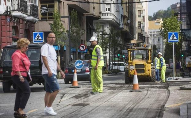 Calle Isabel II. El lunes concluirá la reforma del tramo entre la calle Castilla y Cádiz; después se paralizan las obras hasta septiembre. 