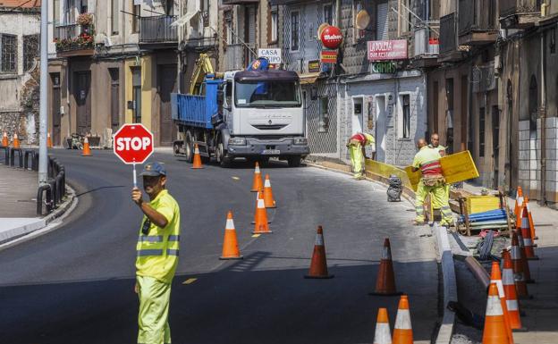 El proyecto de ampliación de aceras y renovación del firme en la calle Campogiro, una reivindicación de hace años, estará concluido en quince días.