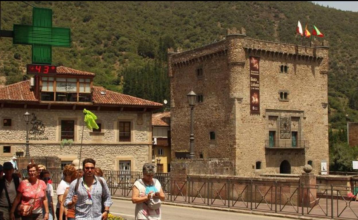 Imagen de Potes, donde los termómetros al sol marcan temperaturas agobiantes.