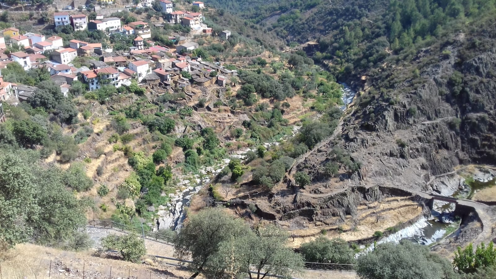 Uno de los meandros que forma el río Malvellido, visto desde el mirador de Martilandrán.