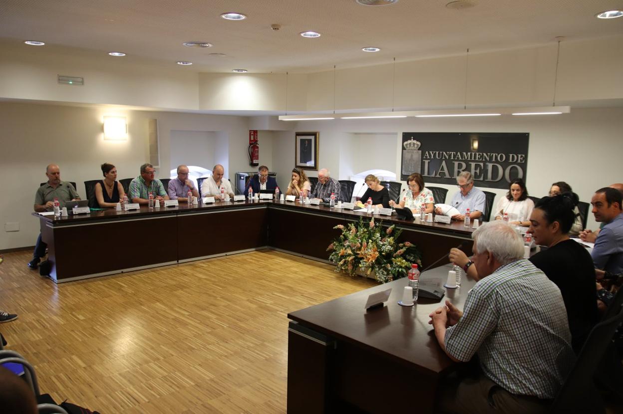 Los 17 concejales de la Corporación pejina, durante la primera sesión plenaria tras el pleno de investidura.