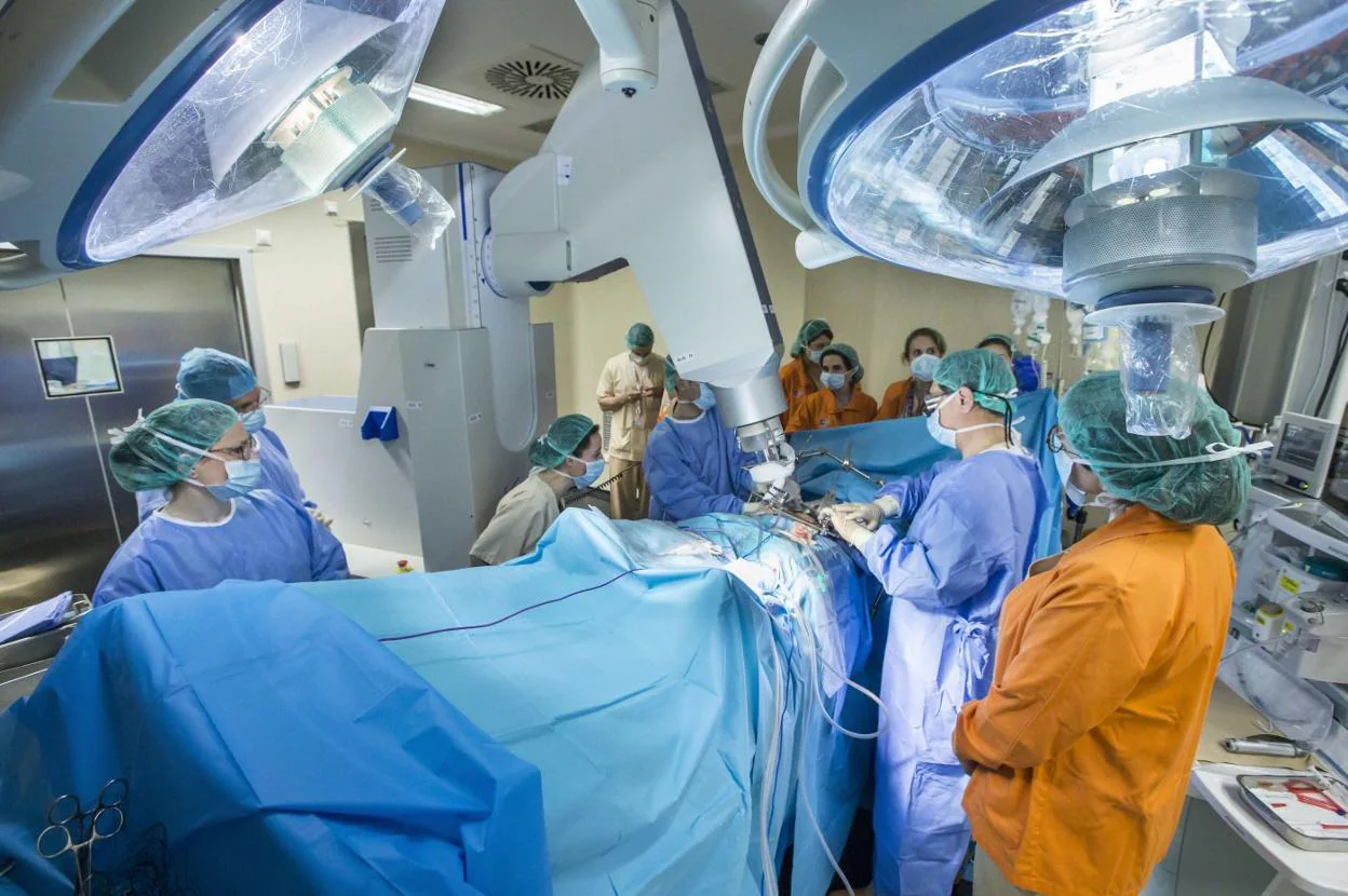 Equipo quirúrgico de Valdecilla, durante una de las primeras intervenciones con la radioterapia intraoperatoria.