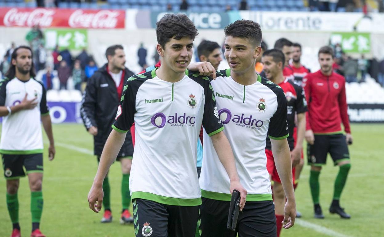 Imagen de archivo de los canteranos Iñigo Sainz-Maza y Siverio en el partido ante el Logroñés, luciendo la camiseta racinguista con el logo de Aldro.