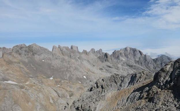 Vista desde Tiros de Navarro hasta la Cabeza las Moñas.