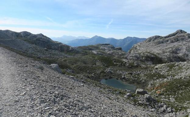 Dejamos antes de llegar a la Vueltona, a la izquierda, los Hoyos y Lagunas de Lloroza. 