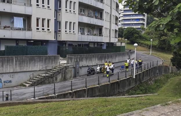 Los sanitarios de la DYA Cantabria y el 061 trasladan el jueves a la ambulancia al hombre que resultó herido. 