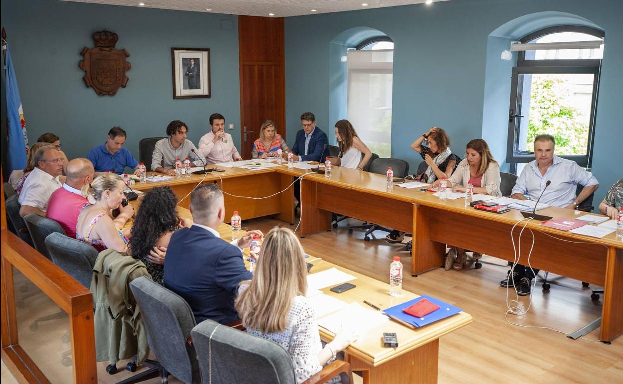 Pleno en el Ayuntamiento de El Astillero.