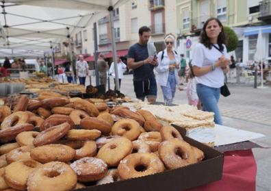 Imagen secundaria 1 - Una veintena de expositores ofertaron dulces, miel, quesos y sidra, entre otros productos cántabros.