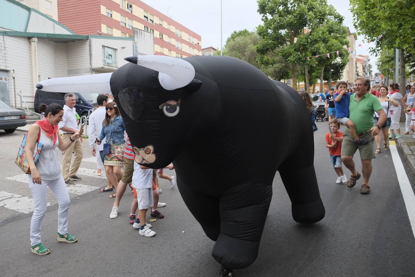 Fotos: Risas y carreras en el encierro infantil de Tetuán